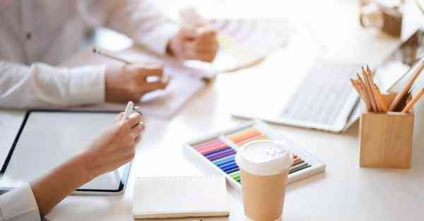 人工智能机器人和人谈恋爱