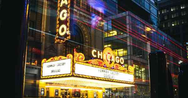 人工智能机器人和人谈恋爱