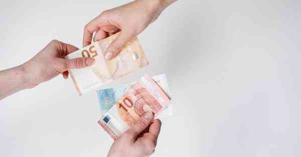 倒牛奶的女仆绘画AI（AI绘画活着的奶奶）