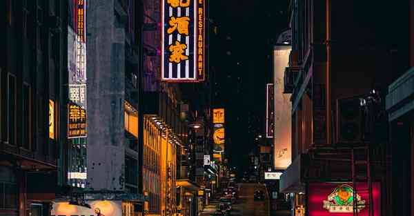 倒牛奶的女仆绘画AI（AI绘画活着的奶奶）