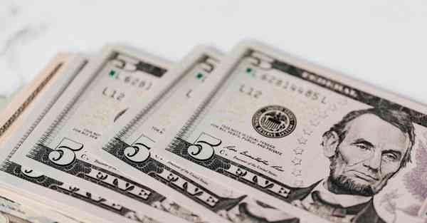 倒牛奶的女仆绘画AI（AI绘画活着的奶奶）