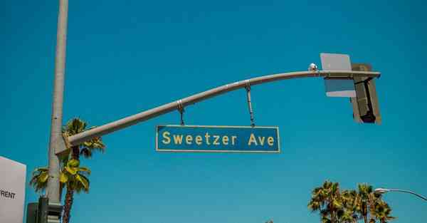 倒牛奶的女仆绘画AI（AI绘画活着的奶奶）