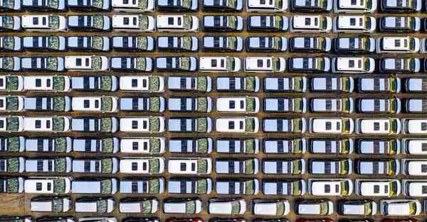 人工智能机器人和人谈恋爱