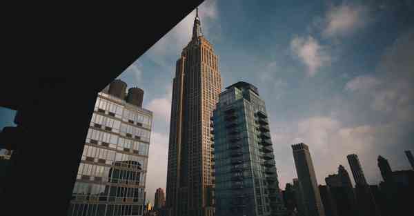 人工智能机器人和人谈恋爱