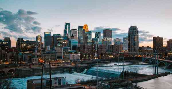 人工智能机器人和人谈恋爱