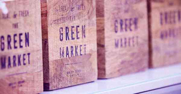 人工智能机器人和人谈恋爱