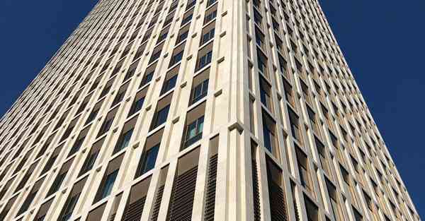 人工智能机器人和人谈恋爱