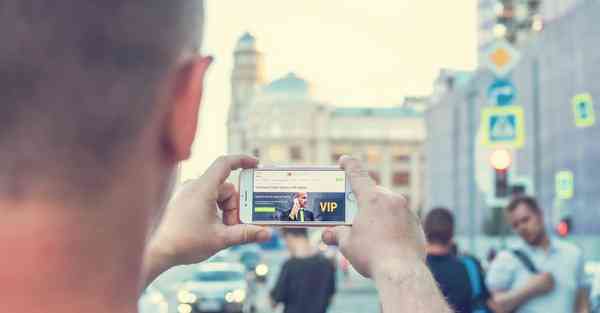 人工智能机器人和人谈恋爱