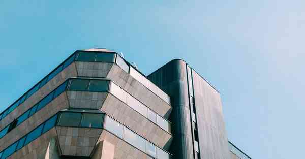 人工智能机器人和人谈恋爱