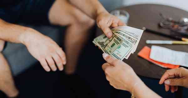 人工智能机器人和人谈恋爱