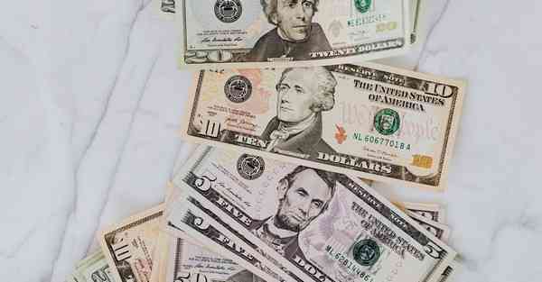 人工智能机器人和人谈恋爱