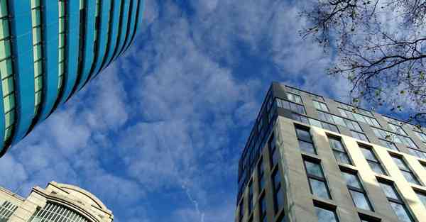 大叔研发智能机器人 机器人一个大叔一个小孩