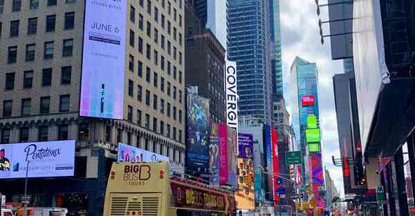 人工智能机器人和人谈恋爱