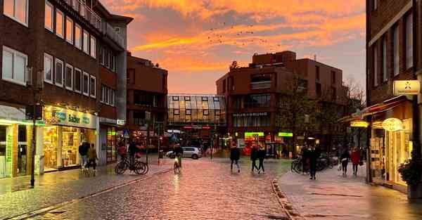 解释人工智能无人机器人，机器人工程和人工智能哪个好