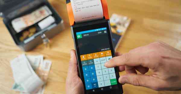 倒牛奶的女仆绘画AI（AI绘画活着的奶奶）