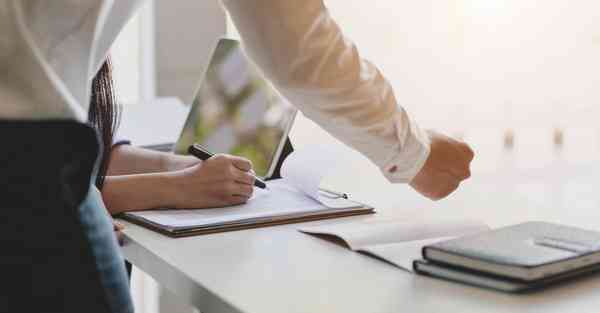 人工智能机器人和人谈恋爱