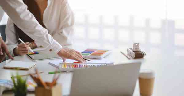 人工智能机器人和人谈恋爱