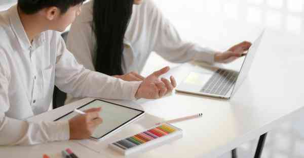 人工智能机器人和人谈恋爱