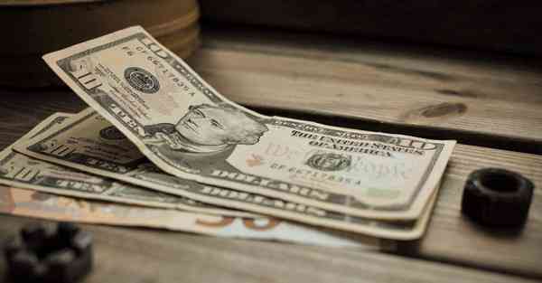 人工智能机器人和人谈恋爱