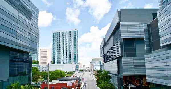 大叔研发智能机器人 机器人一个大叔一个小孩