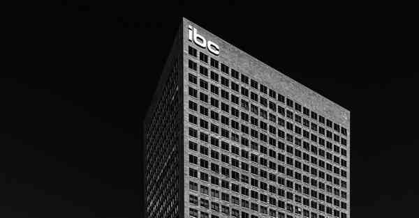 倒牛奶的女仆绘画AI（AI绘画活着的奶奶）