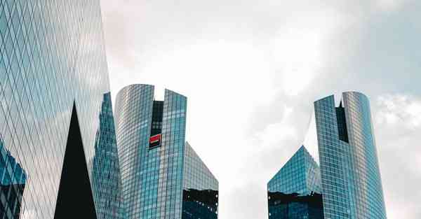 钢铁创造的智能机器人：革新产业的未来