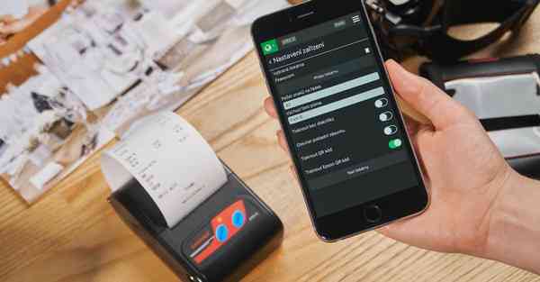 人工智能机器人和人谈恋爱