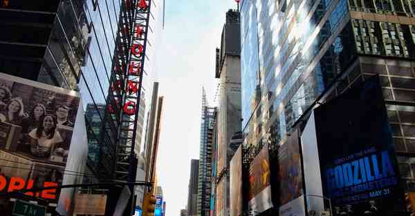 人工智能机器人和人谈恋爱