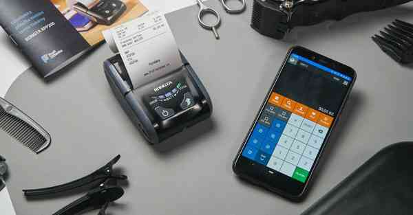 人工智能机器人和人谈恋爱