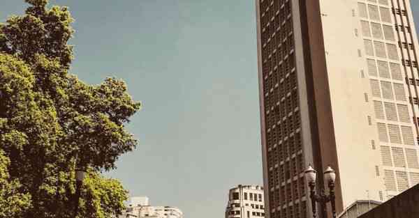 倒牛奶的女仆绘画AI（AI绘画活着的奶奶）