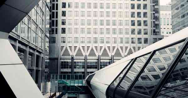 大叔研发智能机器人 机器人一个大叔一个小孩