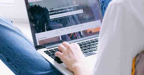 倒牛奶的女仆绘画AI（AI绘画活着的奶奶）