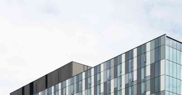 倒牛奶的女仆绘画AI（AI绘画活着的奶奶）