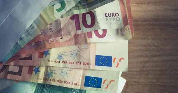 钢铁创造的智能机器人：革新产业的未来