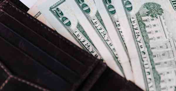 人工智能机器人和人谈恋爱